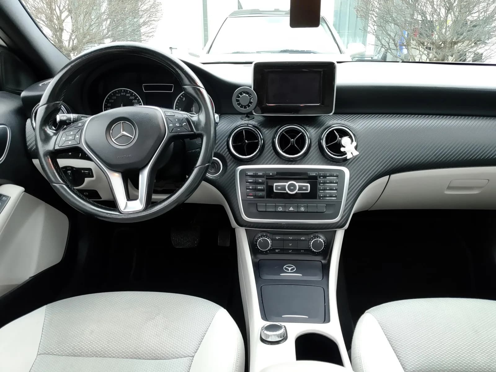 Mercedes GLA 180, 1.5 dizel, automatik — foto 1 nga 8
