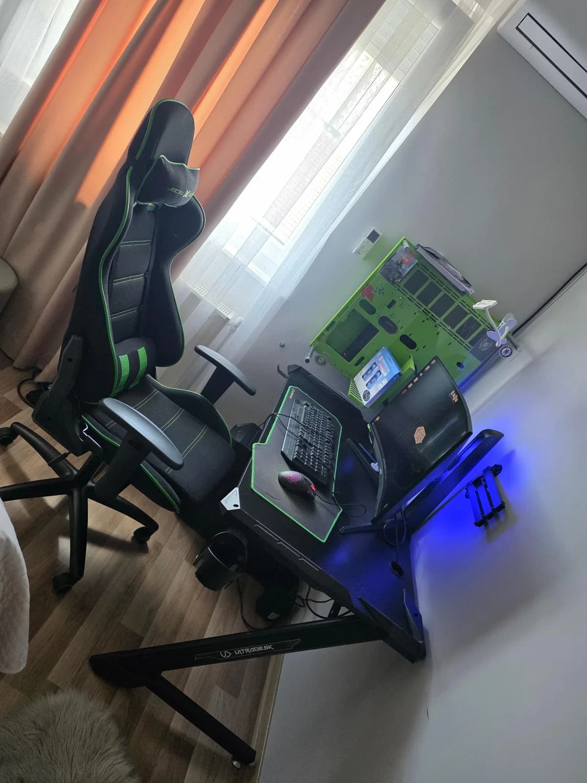 Gaming PC komplet me karrige dhe tavolinë — foto 1 nga 2