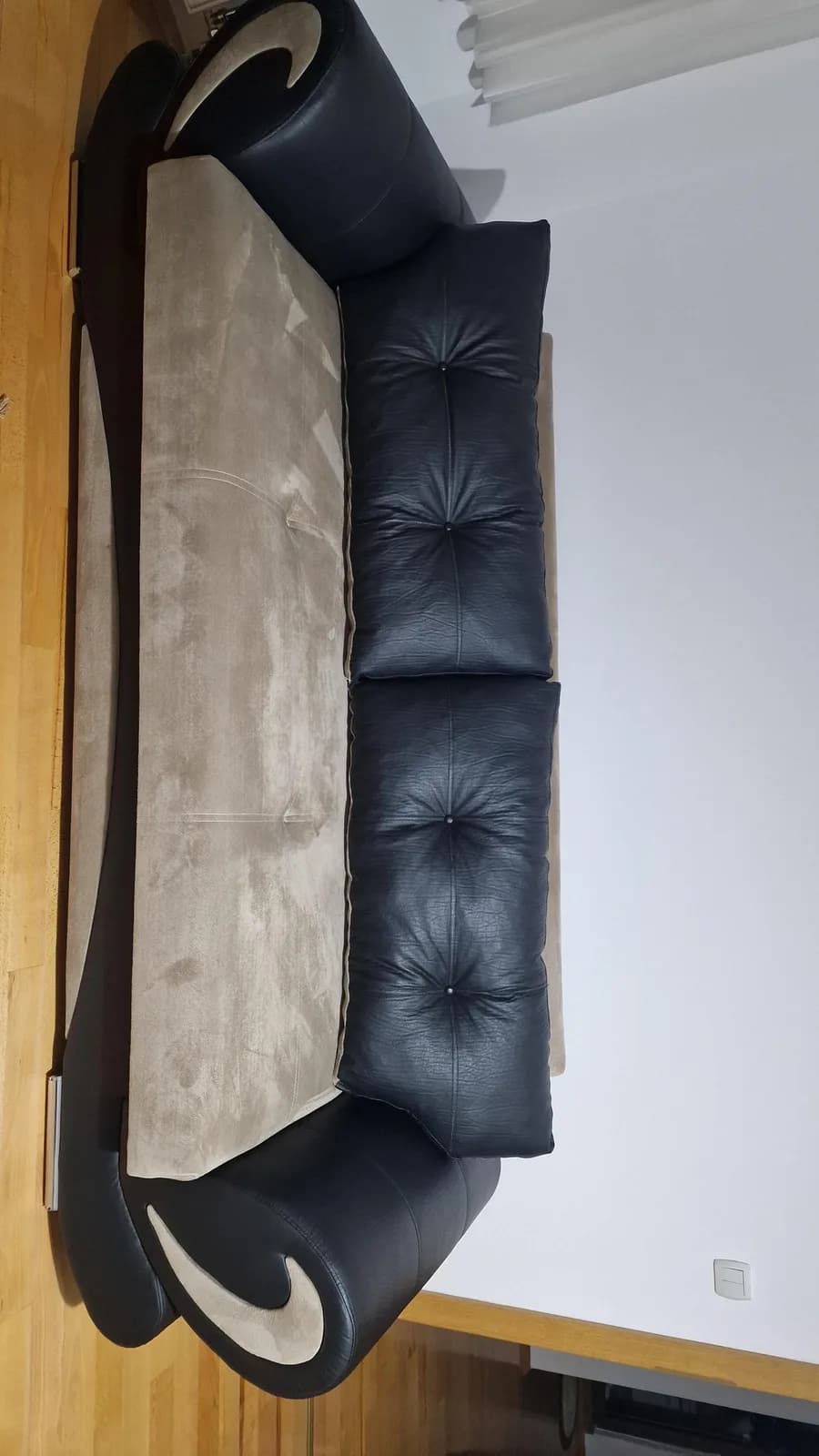 Kolltukë pothuajse të ri, që shtrohen për fjetje — foto 1 nga 2