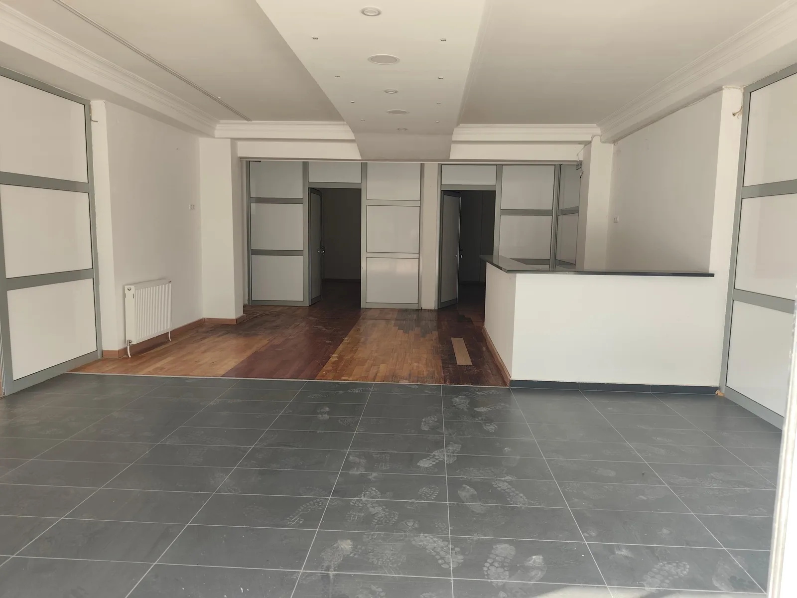 Lokali 240 m2 me qira — foto 1 nga 9