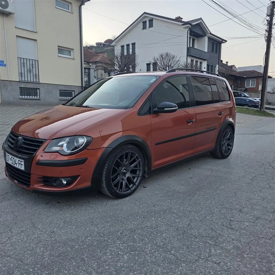 VW Touran 2.0 Automatik, 2009 — foto 1 nga 9