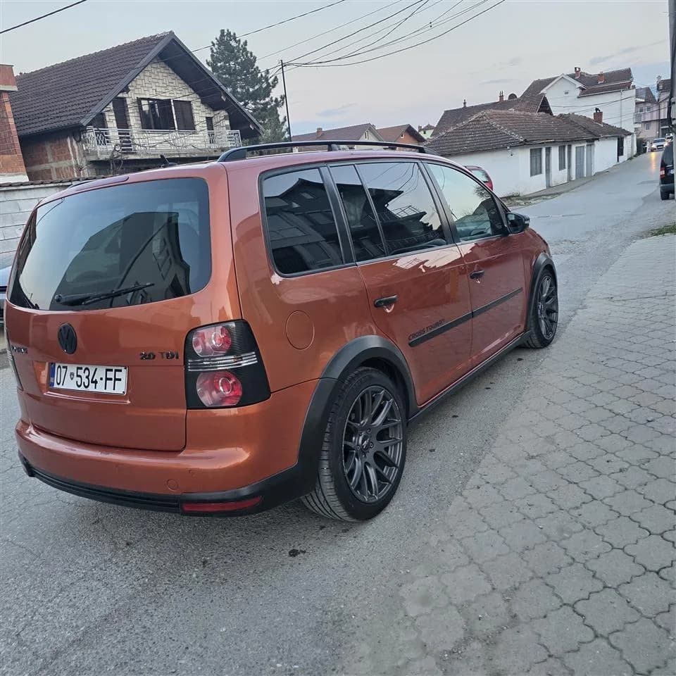 VW Touran 2.0 Automatik, 2009 — foto 2 nga 9