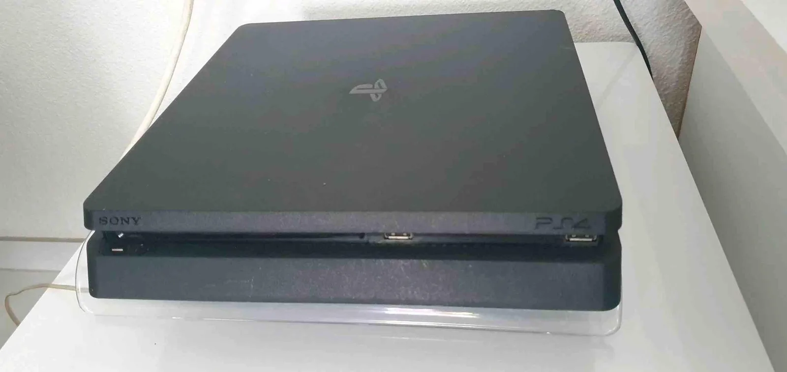Sony PlayStation 4 Slim — foto 2 nga 8