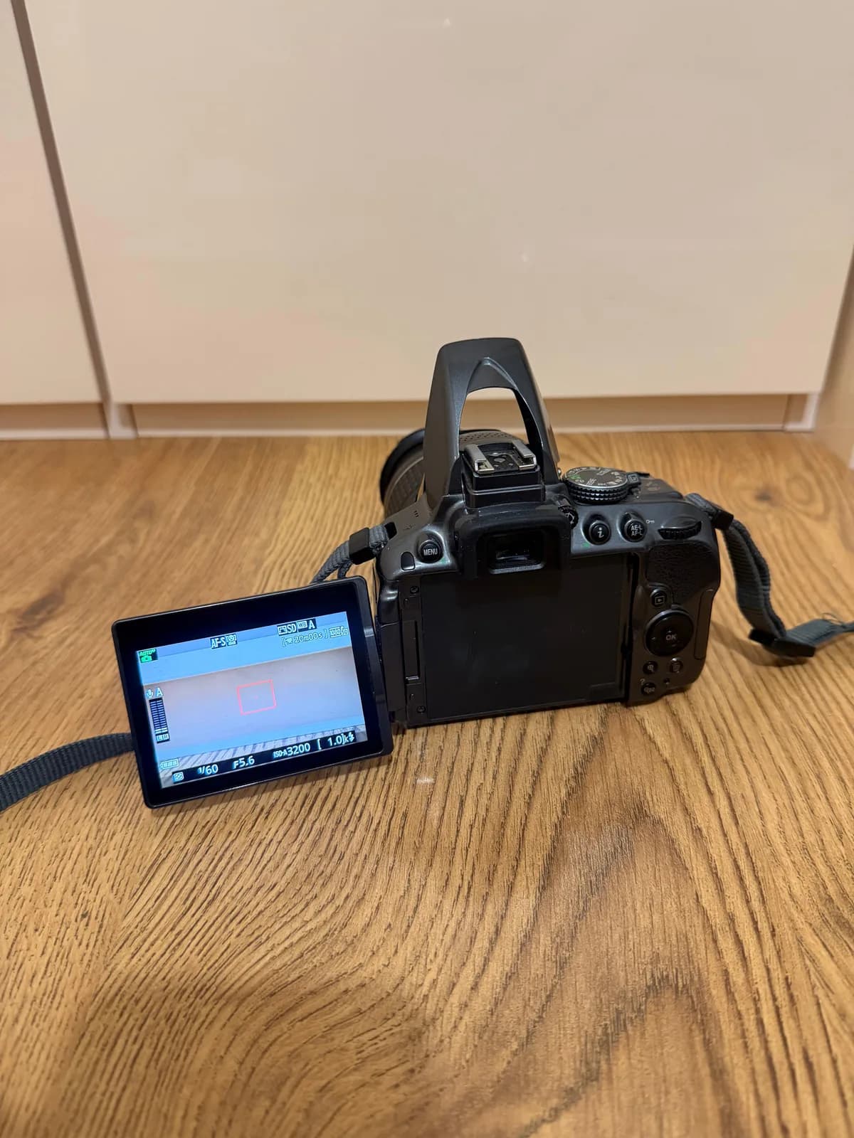 Nikon D5300 — aparat fotografik DSLR, 24.2 MP, me lente 18-55mm — foto 1 nga 8