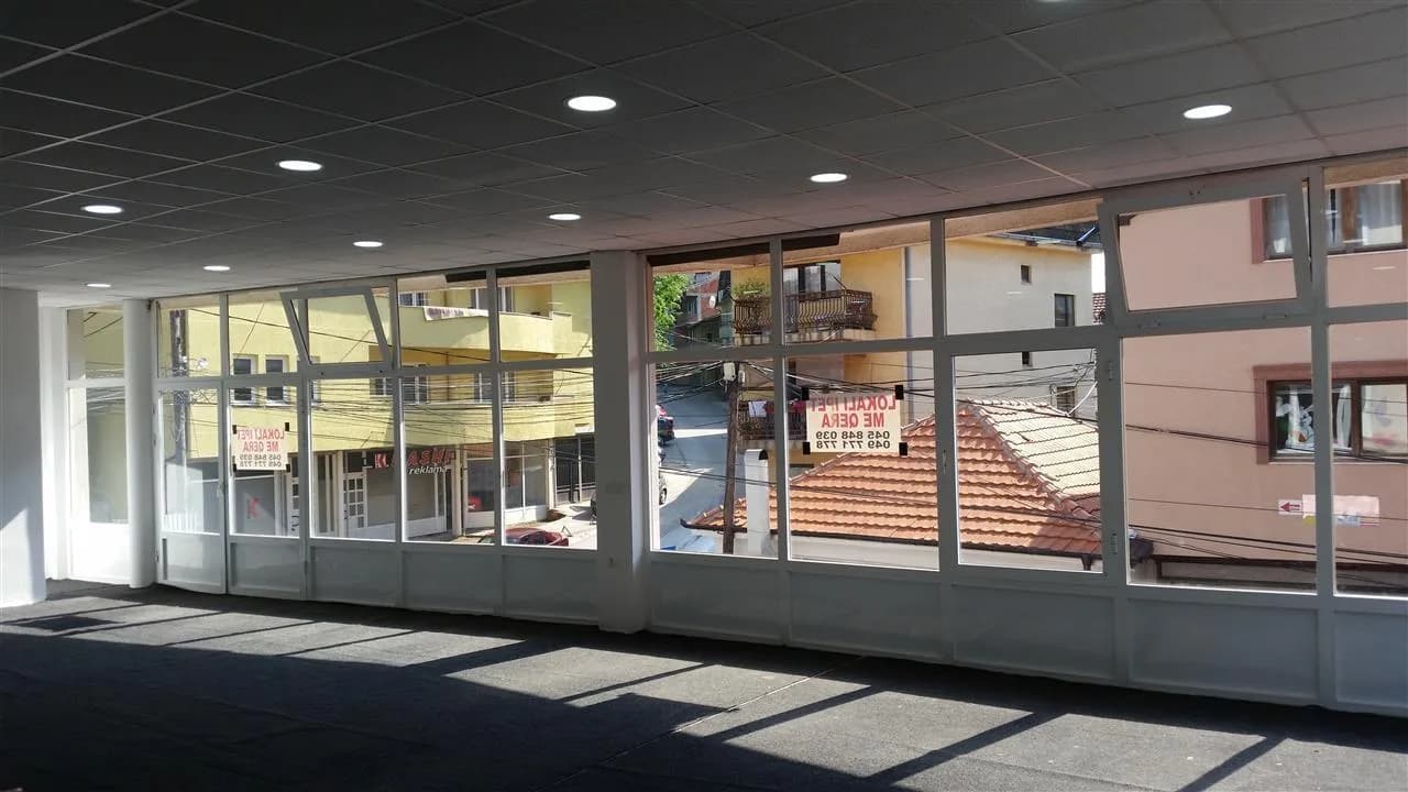 Lokal 92 m² me qira — foto 2 nga 9