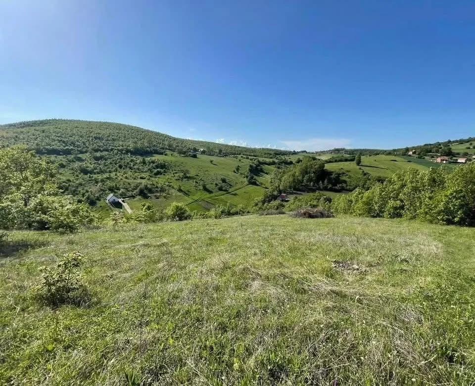 Shiten parcela prej 4 dhe 5 ari, vend i përshtatshëm për vila — foto 2 nga 8