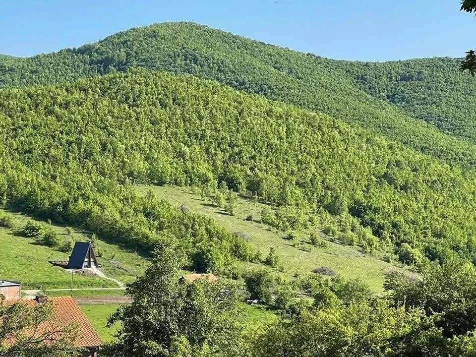Shiten parcela prej 4 dhe 5 ari, vend i përshtatshëm për vila — foto 1 nga 8