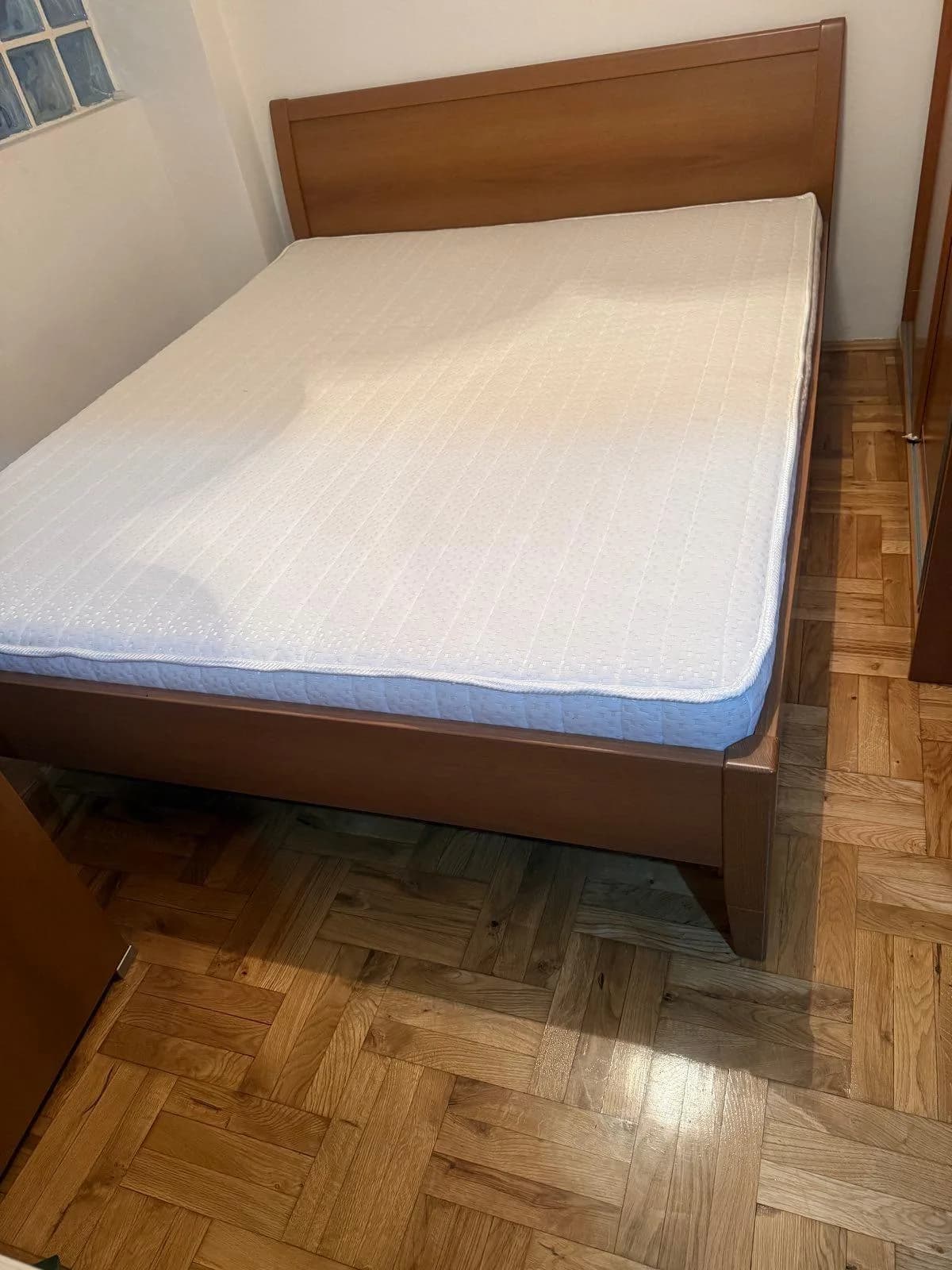 Krevat me dyshek dhe komodë për dhomë gjumi — foto 1 nga 4