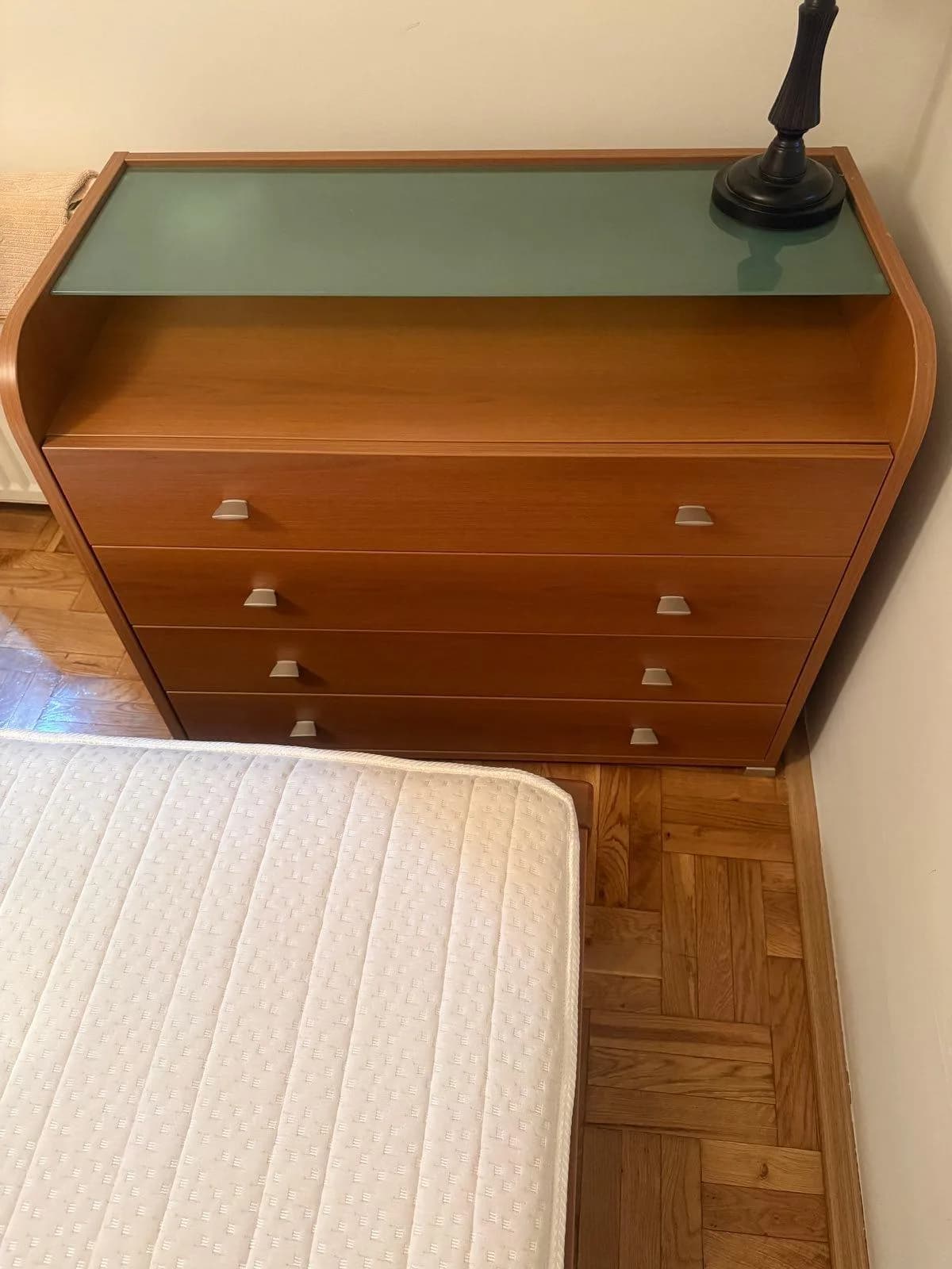 Krevat me dyshek dhe komodë për dhomë gjumi — foto 2 nga 4