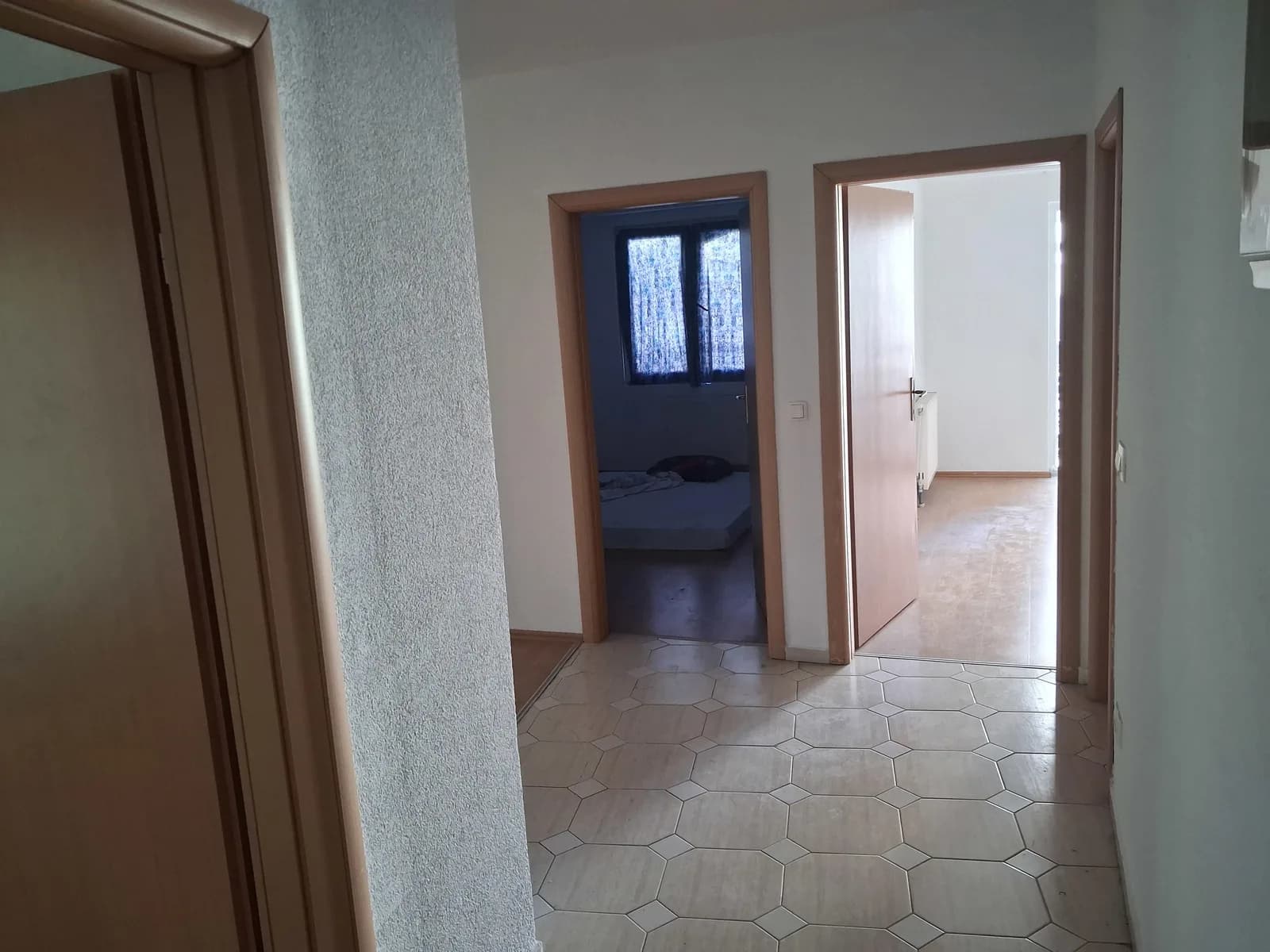 Banesë me tri dhoma gjumi, sallon, kuzhinë, 350 euro — foto 2 nga 3