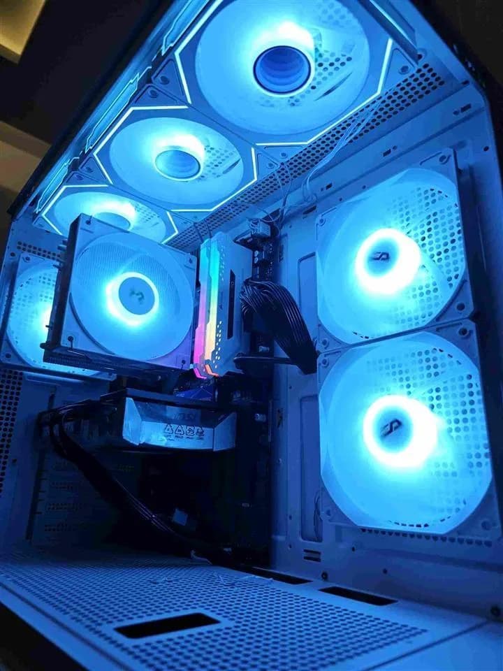 Gaming PC Ryzen 7 5700X me RTX 5060, White RGB — foto 1 nga 4
