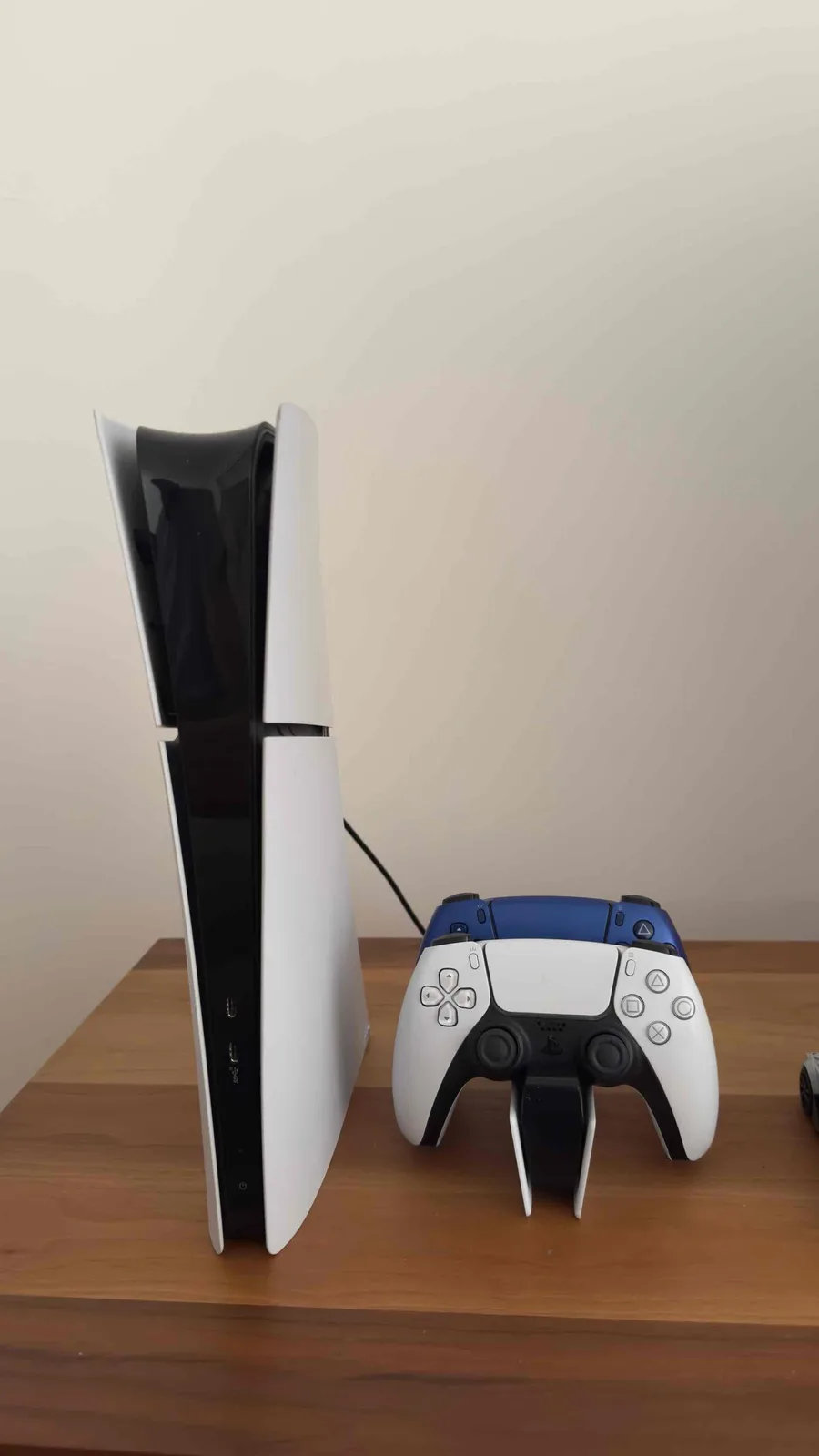 Shitet PlayStation 5 digjital me dy joystick dhe adapter — foto 1 nga 3