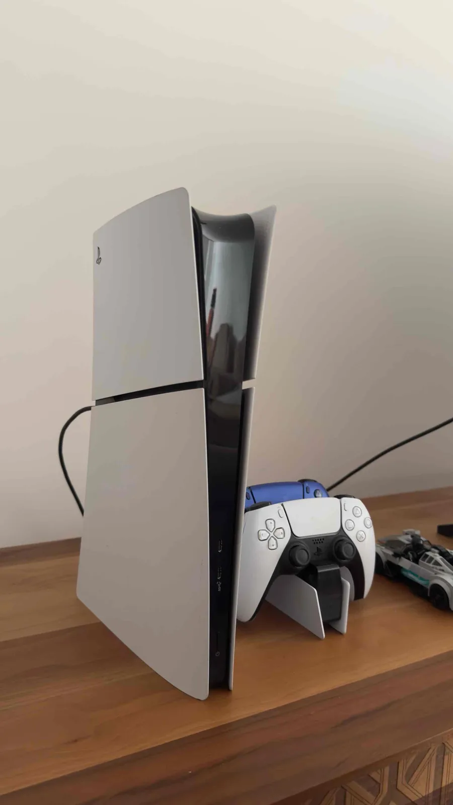 Shitet PlayStation 5 digjital me dy joystick dhe adapter — foto 2 nga 3