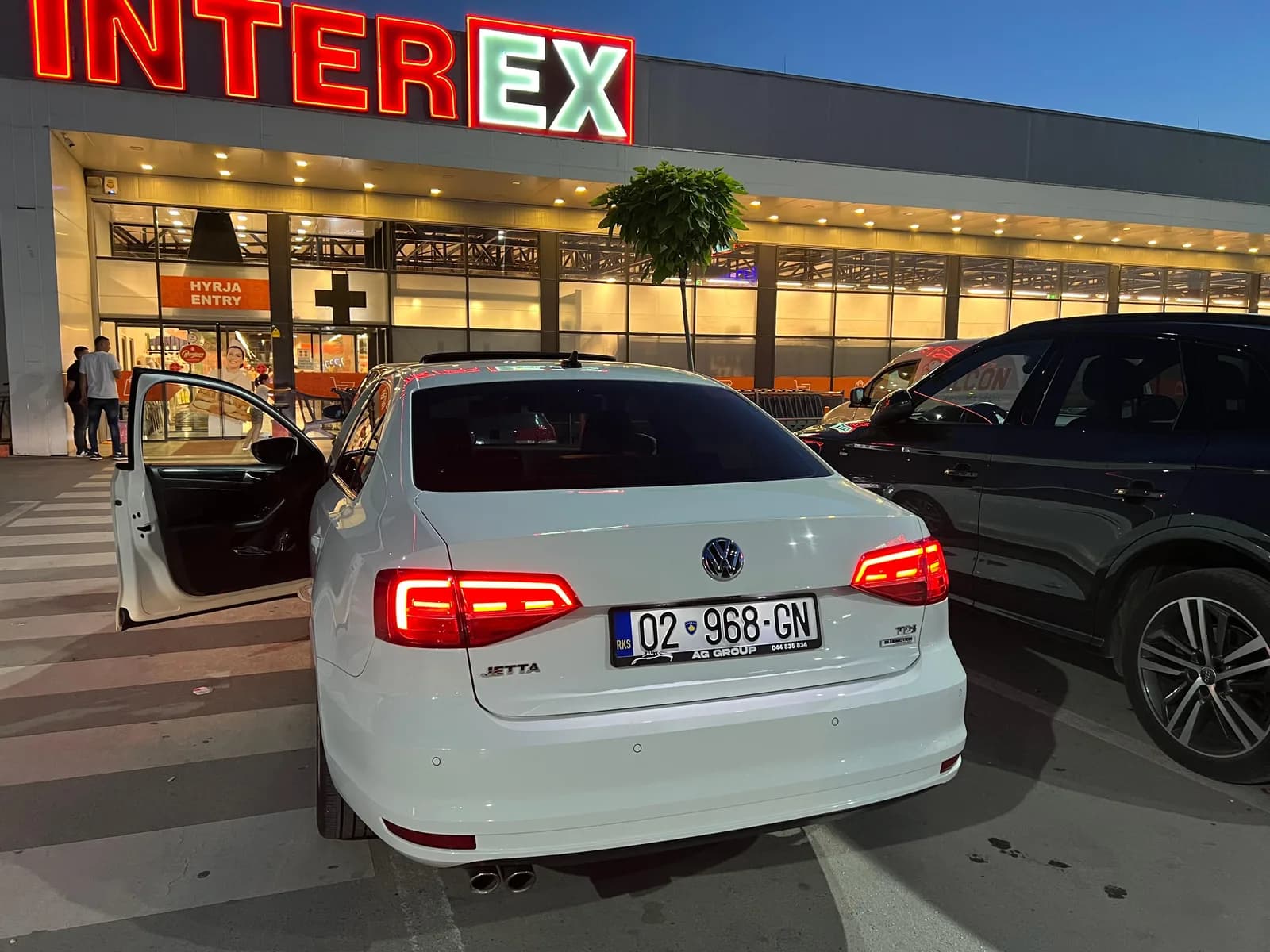 Volkswagen Jetta Premium — foto 1 nga 3