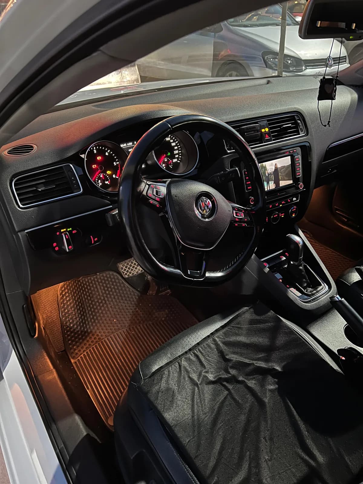 Volkswagen Jetta Premium — foto 2 nga 3