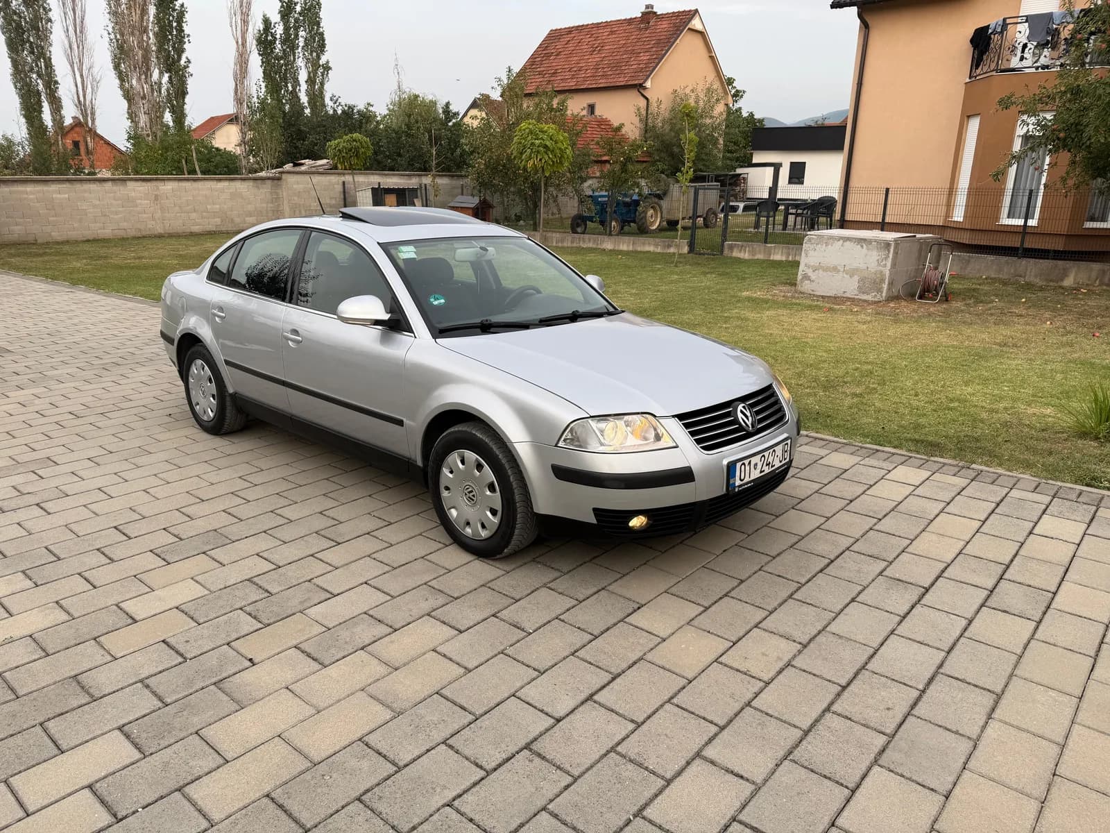 Volkswagen Passat 1.9 TDI — foto 1 nga 12