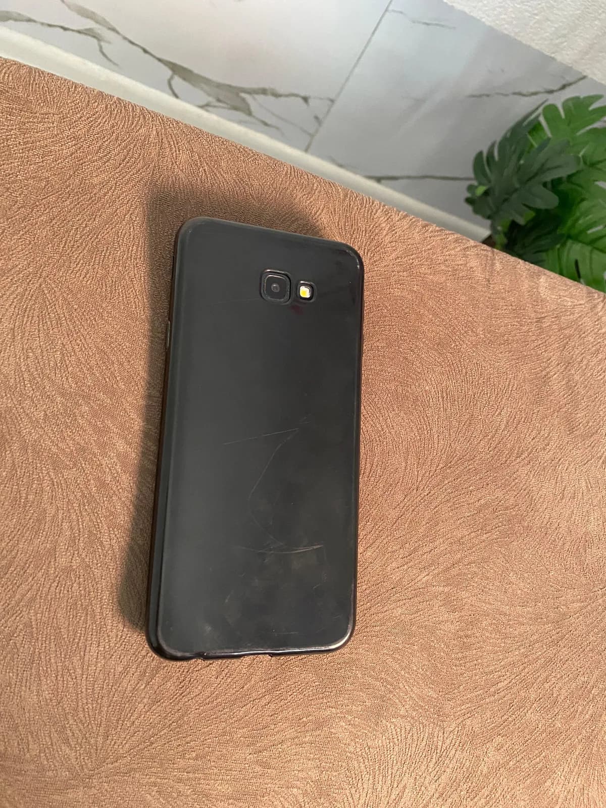 Samsung Galaxy J4 — foto 1 nga 4