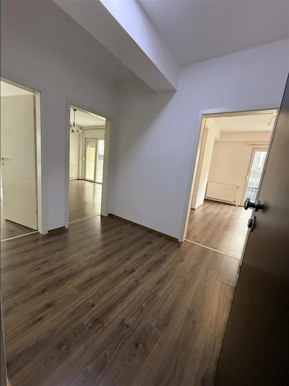 Zyrë me qira në Rrugën B, 84 m², kati i parë — foto 1 nga 9
