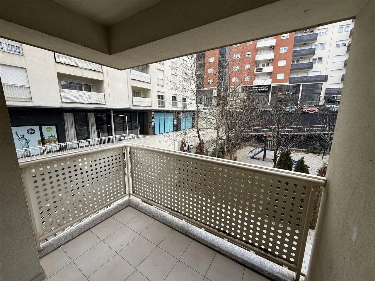 Zyrë me qira në Rrugën B, 84 m², kati i parë — foto 2 nga 9