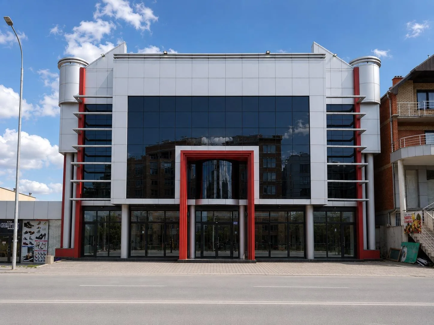 Shitet objekt afarist 750 m² në Ferizaj — foto 1 nga 2