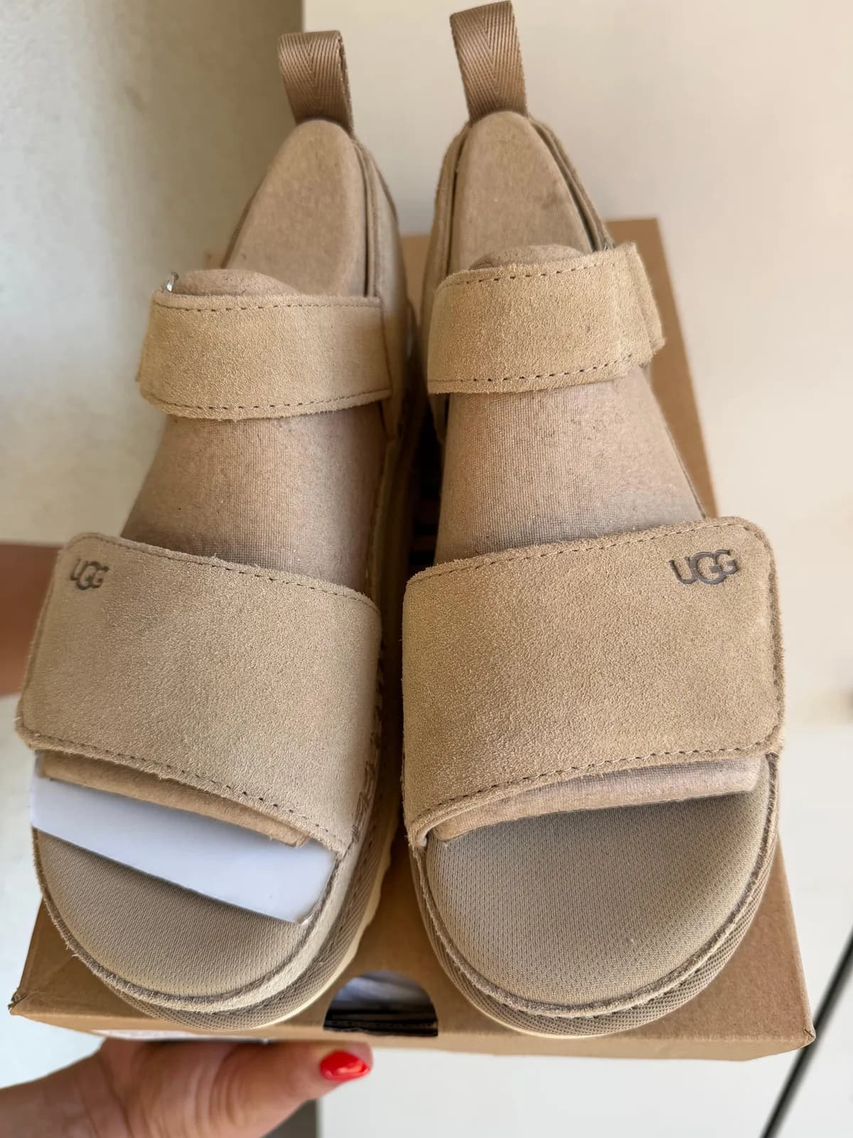 Sandale UGG të reja — foto 1 nga 4