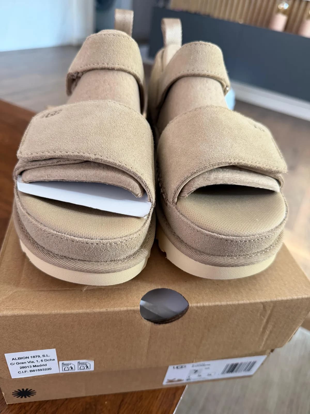 Sandale UGG të reja — foto 2 nga 4