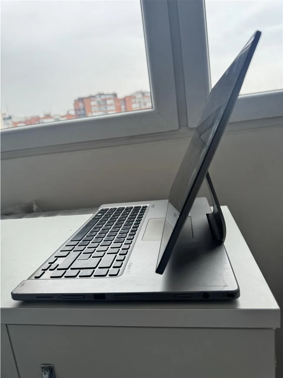 Laptop Acer Aspire R7 me ekran me prekje — foto 1 nga 3