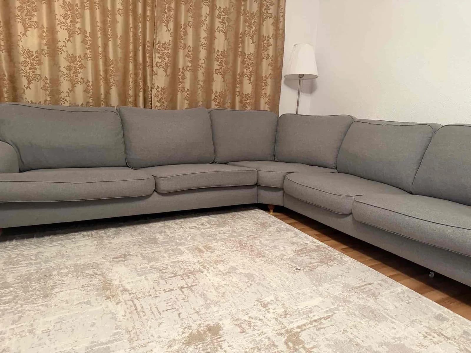 Shitet këndore — foto 1 nga 6