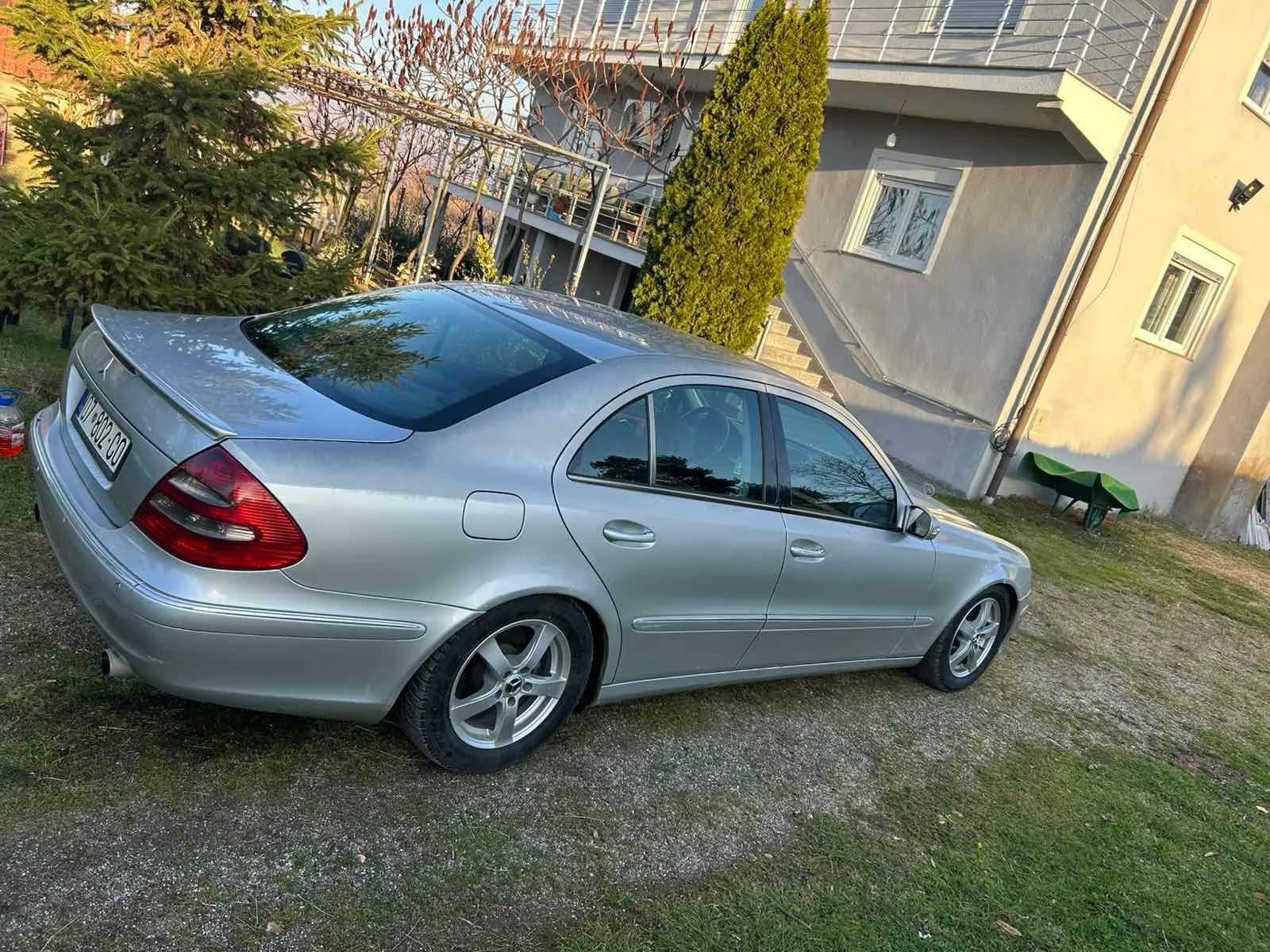 Mercedes-Benz E 270 CDI — foto 1 nga 3