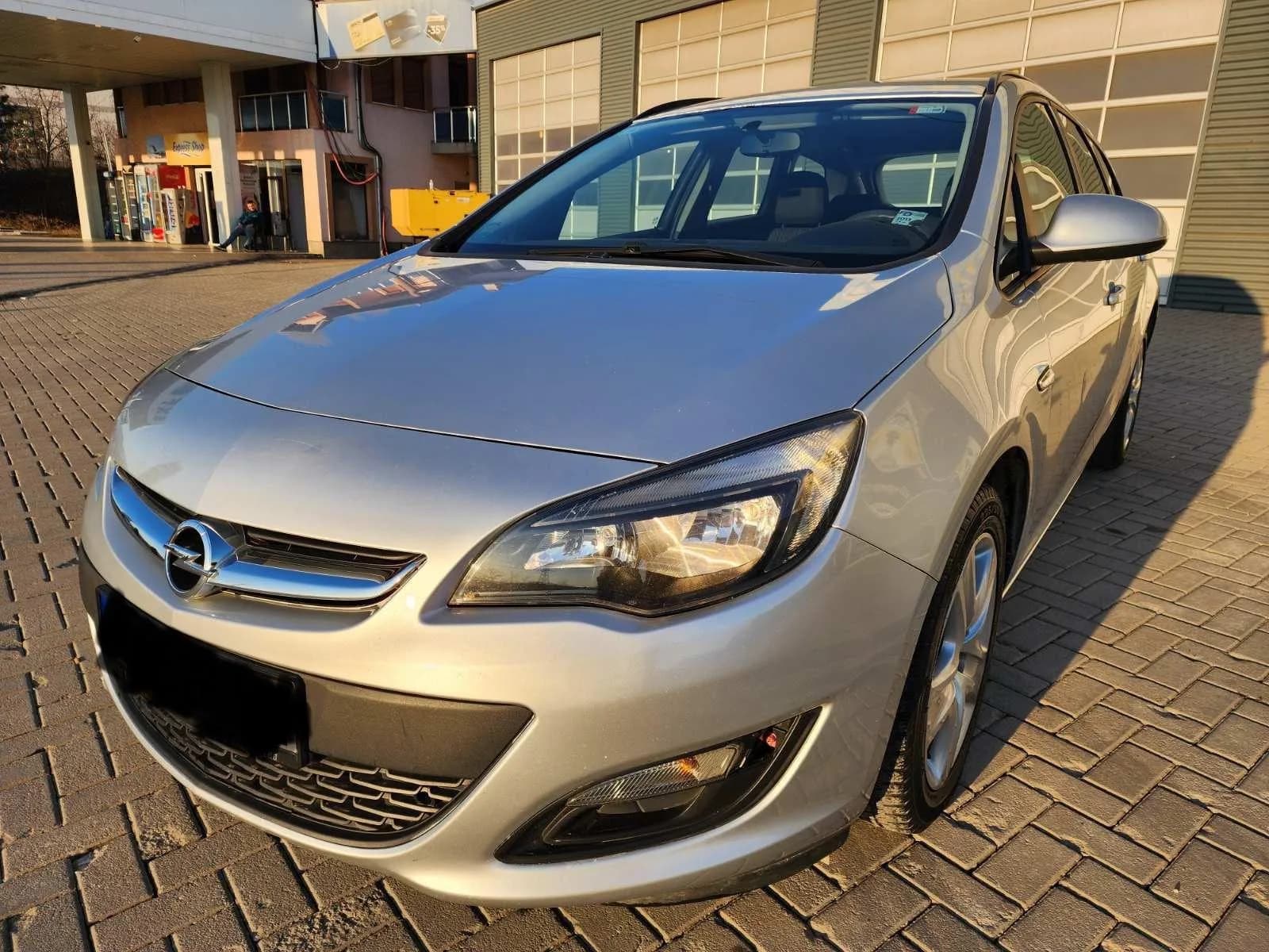 Opel Astra J, 2013 — foto 1 nga 7