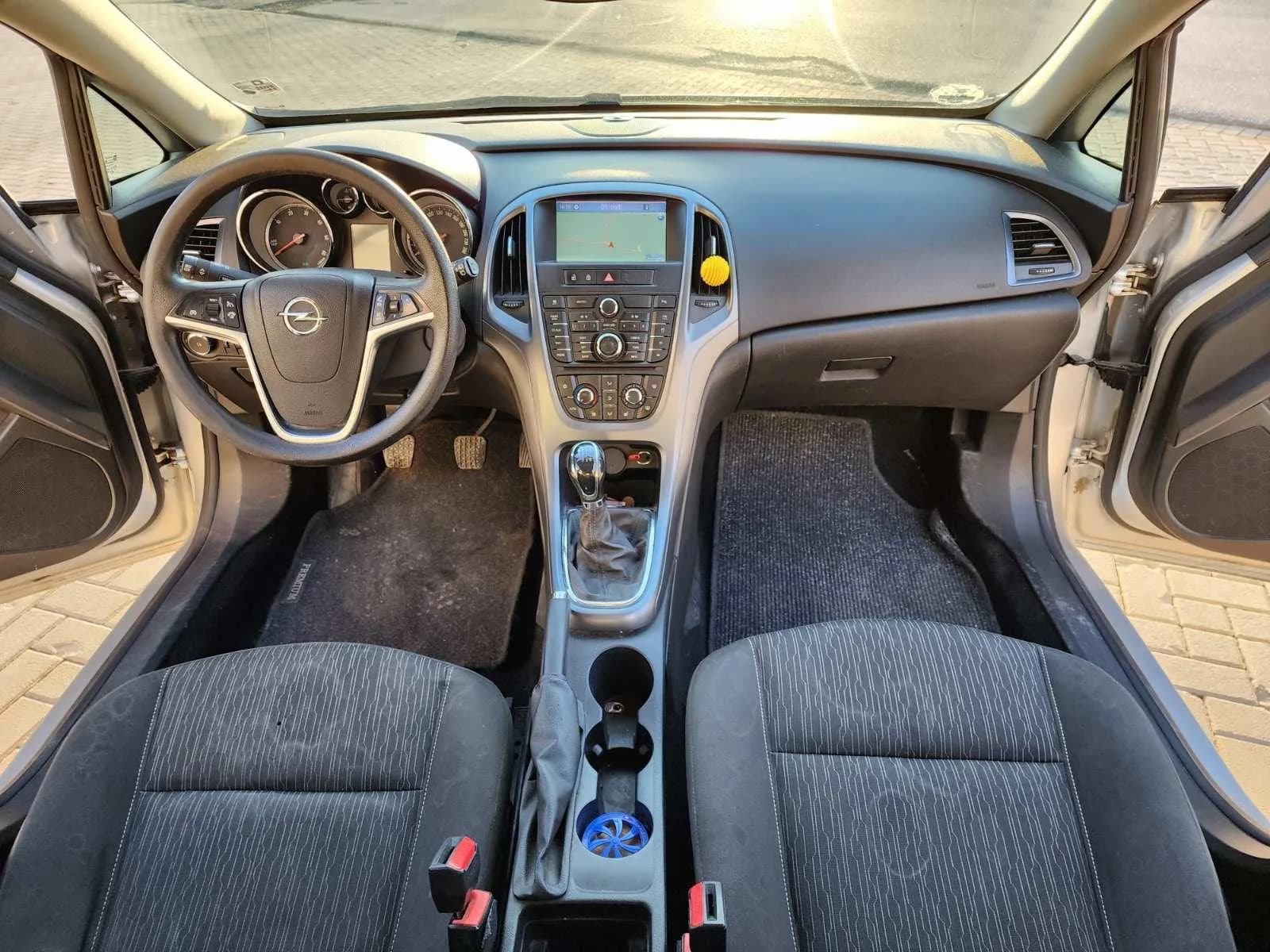 Opel Astra J, 2013 — foto 2 nga 7