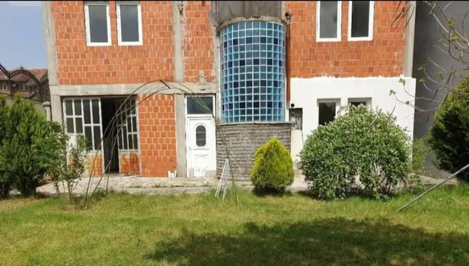 Shiten lokale dhe shtëpi me truall në Skenderaj — foto 1 nga 8