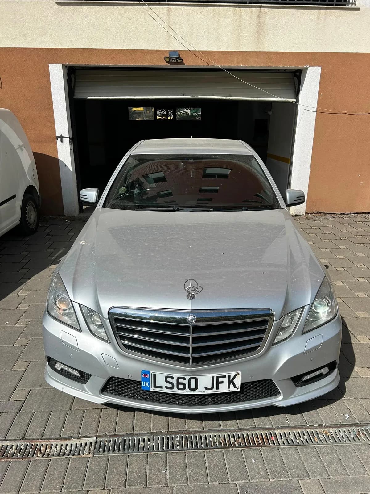 Mercedes E200 Sport Automatik, targa të Britanisë — foto 1 nga 11