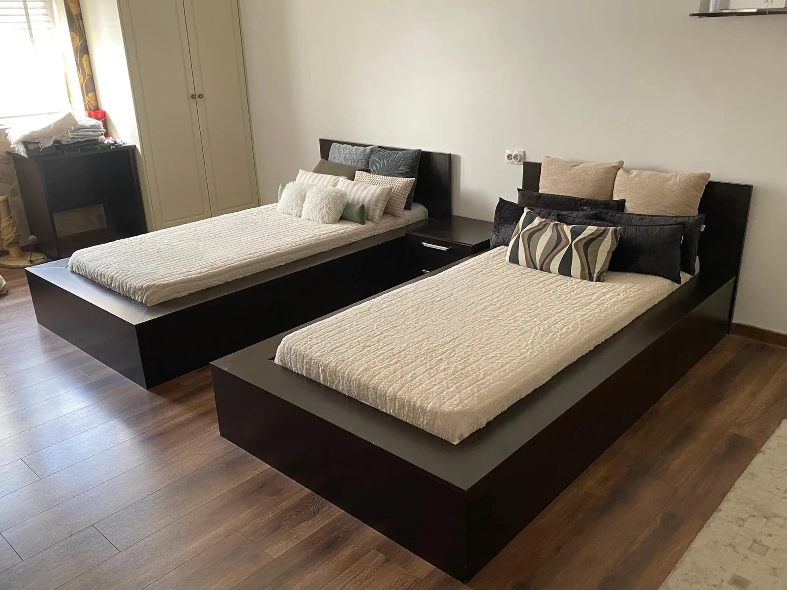 Dhomë gjumi - 2 shtretër/krevate, 2 tavolina, 1 fjokë — foto 1 nga 10