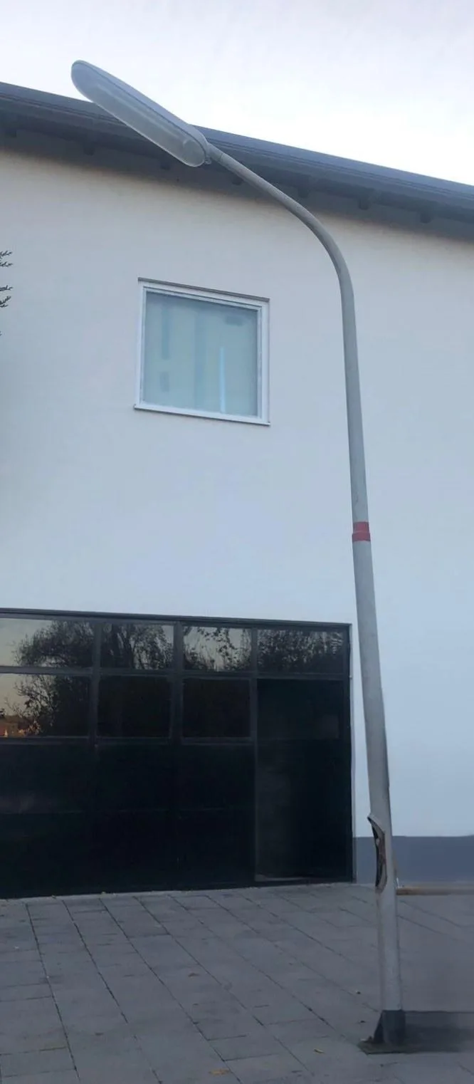 Shiten shtylla/drita elektrike për ndriçim rrugor — foto 1 nga 5