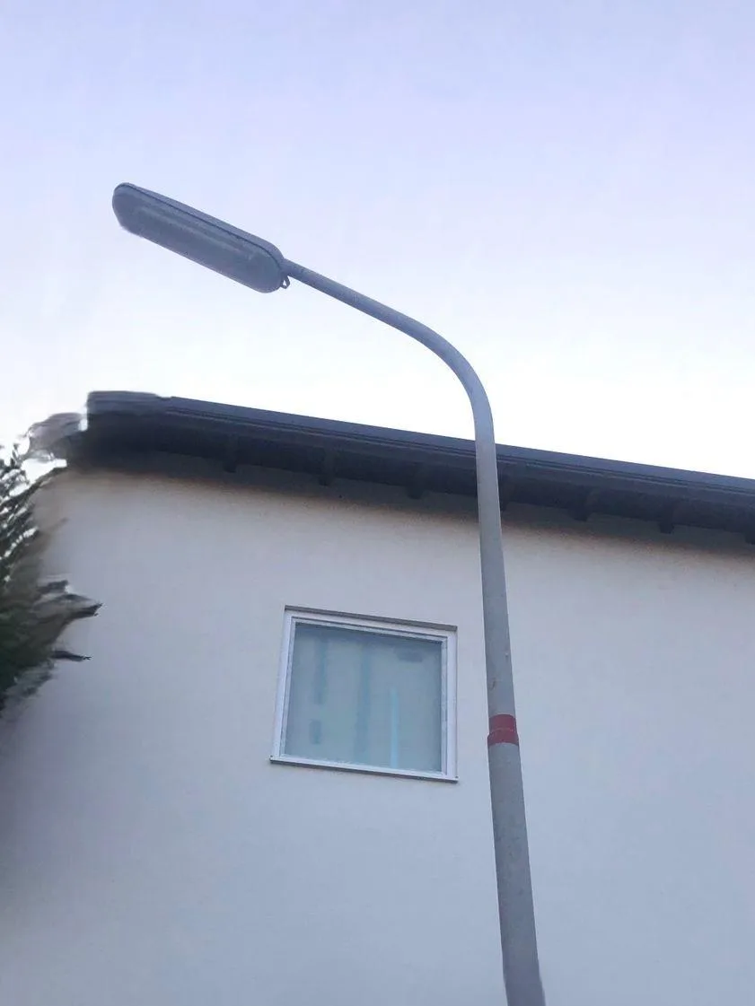 Shiten shtylla/drita elektrike për ndriçim rrugor — foto 2 nga 5