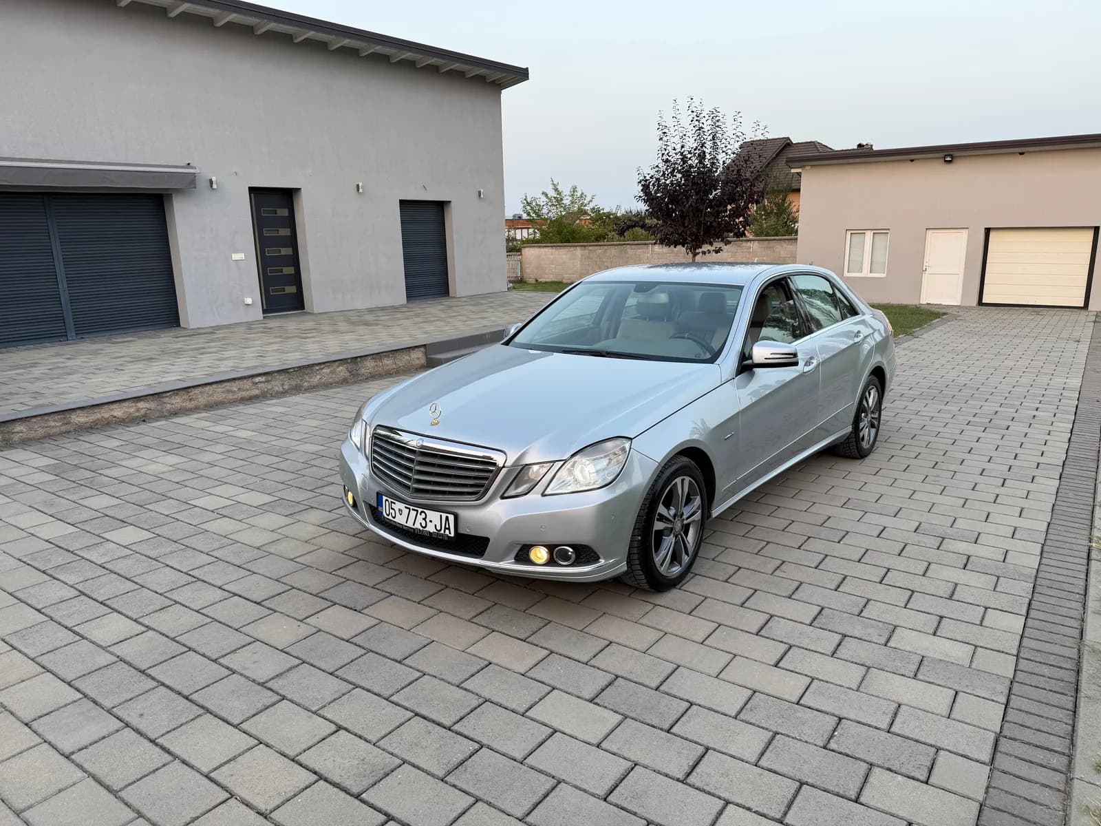 Mercedes E350 4Matic, Viti 2010 — foto 1 nga 12