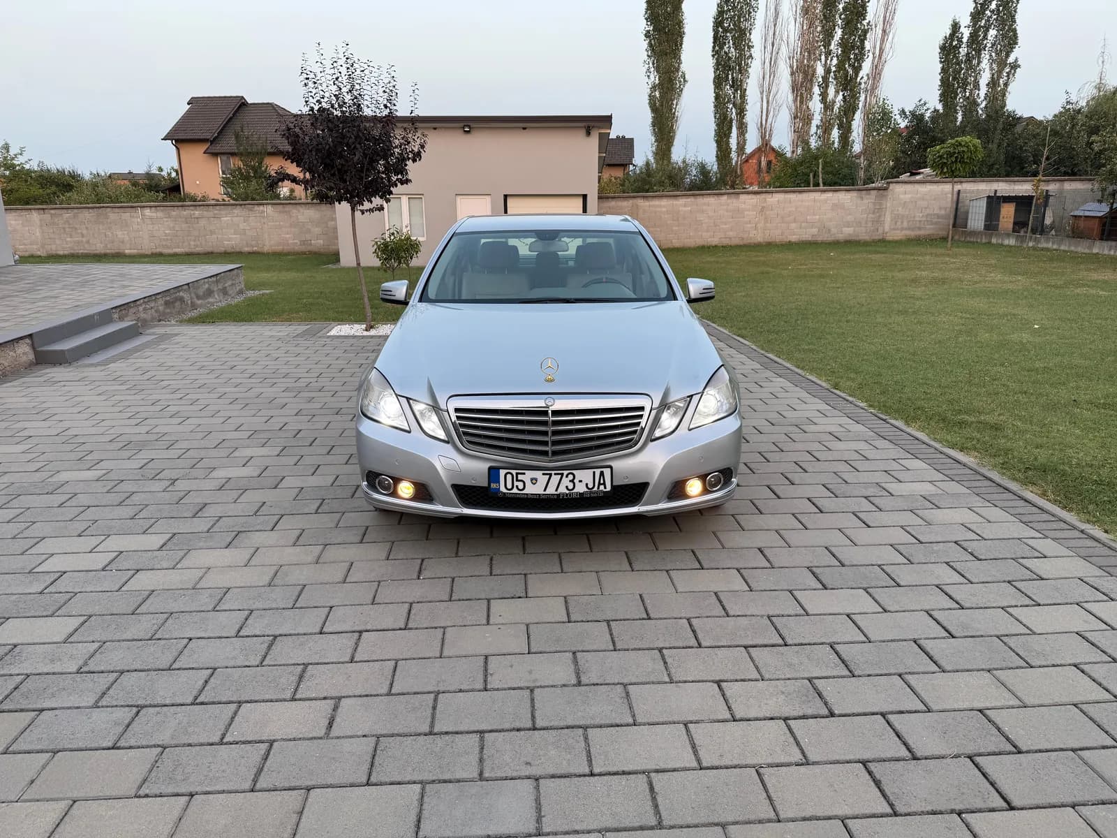 Mercedes E350 4Matic, Viti 2010 — foto 2 nga 12
