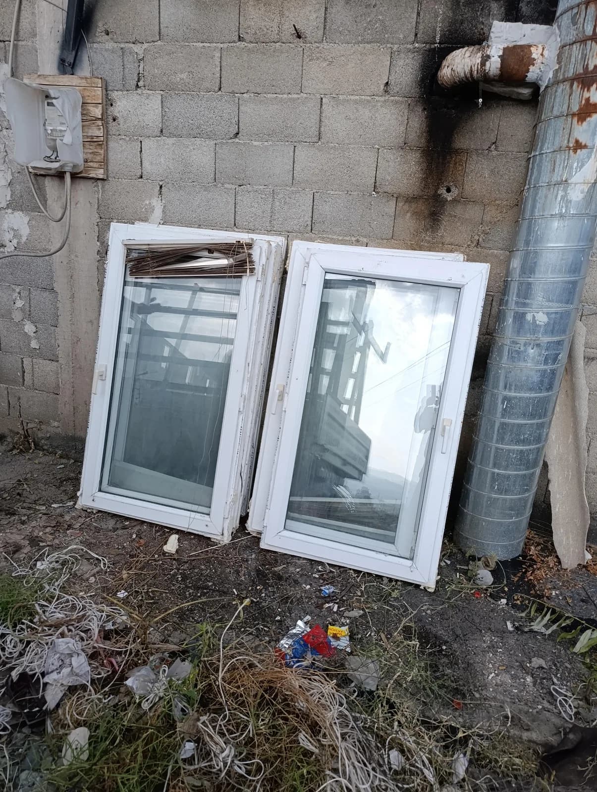 Shiten dritare plastike dhe dyer terase — foto 2 nga 2