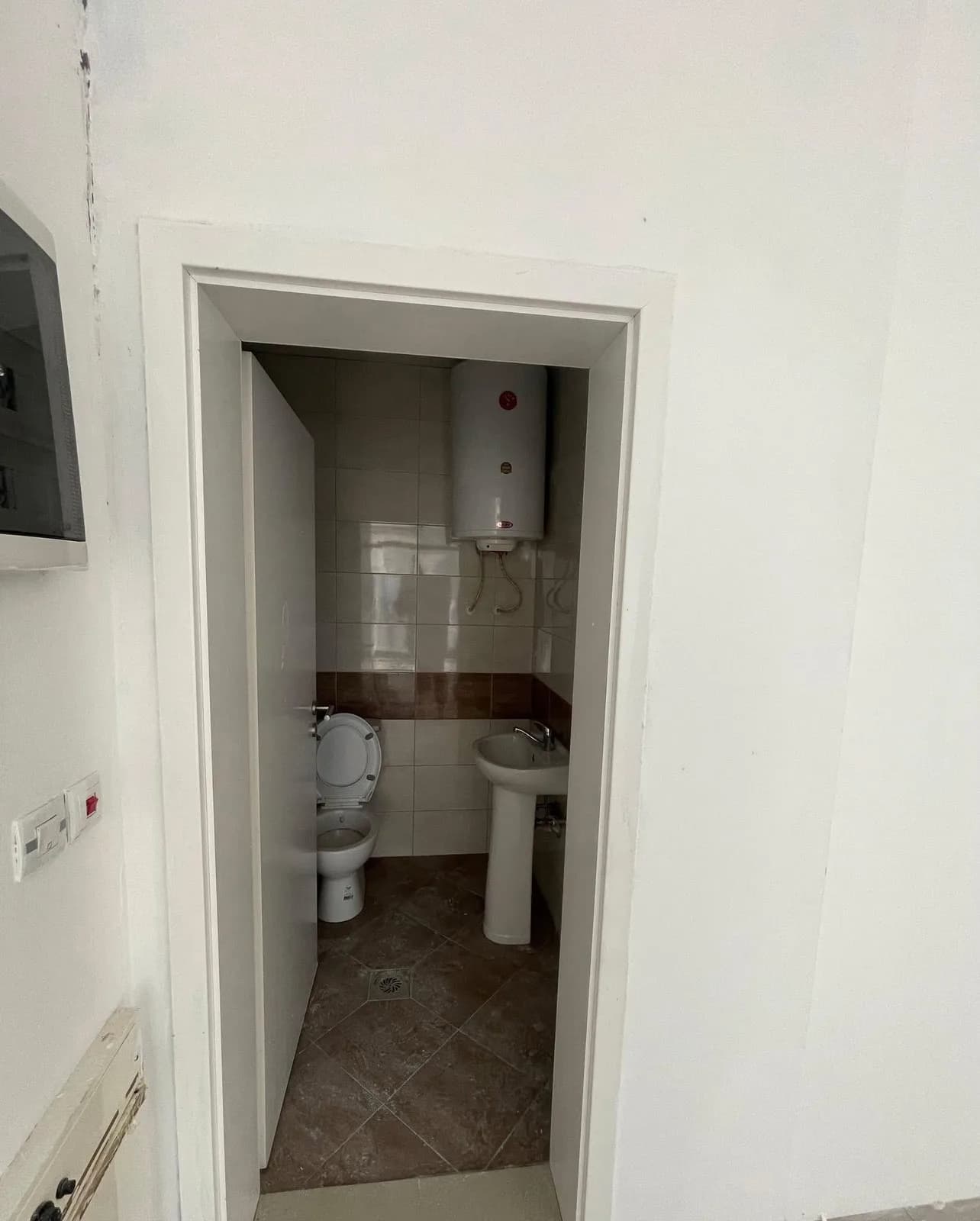 Jepet lokali 75 m2 me qira në Fushë Kosovë, ngjitur me Proper Pizza — foto 1 nga 4