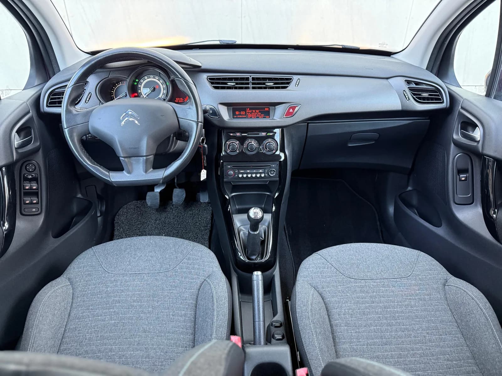 Citroën C3 1.2 Benzinë, viti 2015, RKS — foto 2 nga 11