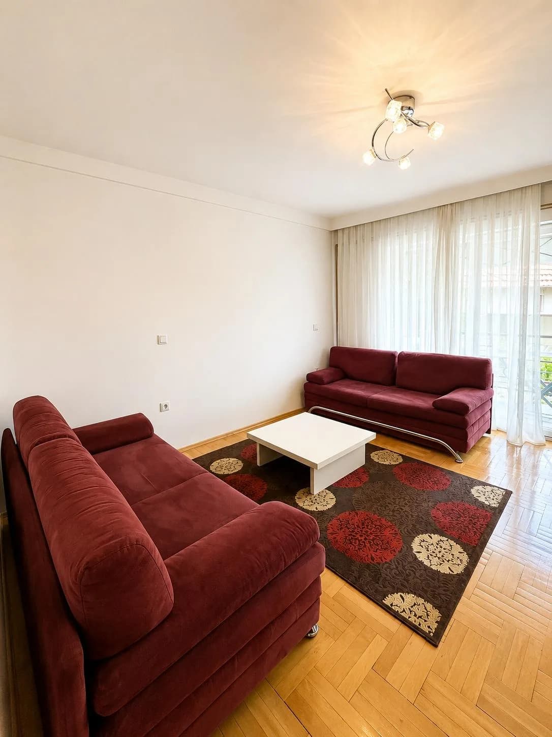 Banesë 3+1 me qira, me oborr privat dhe mundësi parkimi në zemër të Çarshisë së Gjatë — foto 2 nga 7