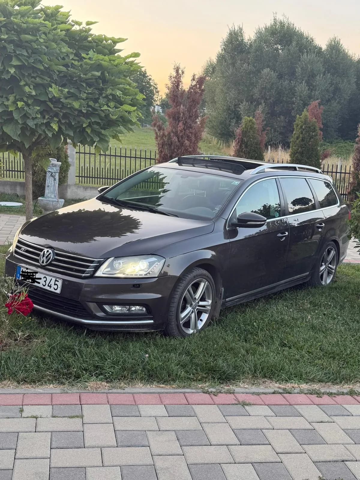 VW Passat R-Line 2.0 TDI 4Motion — foto 1 nga 5