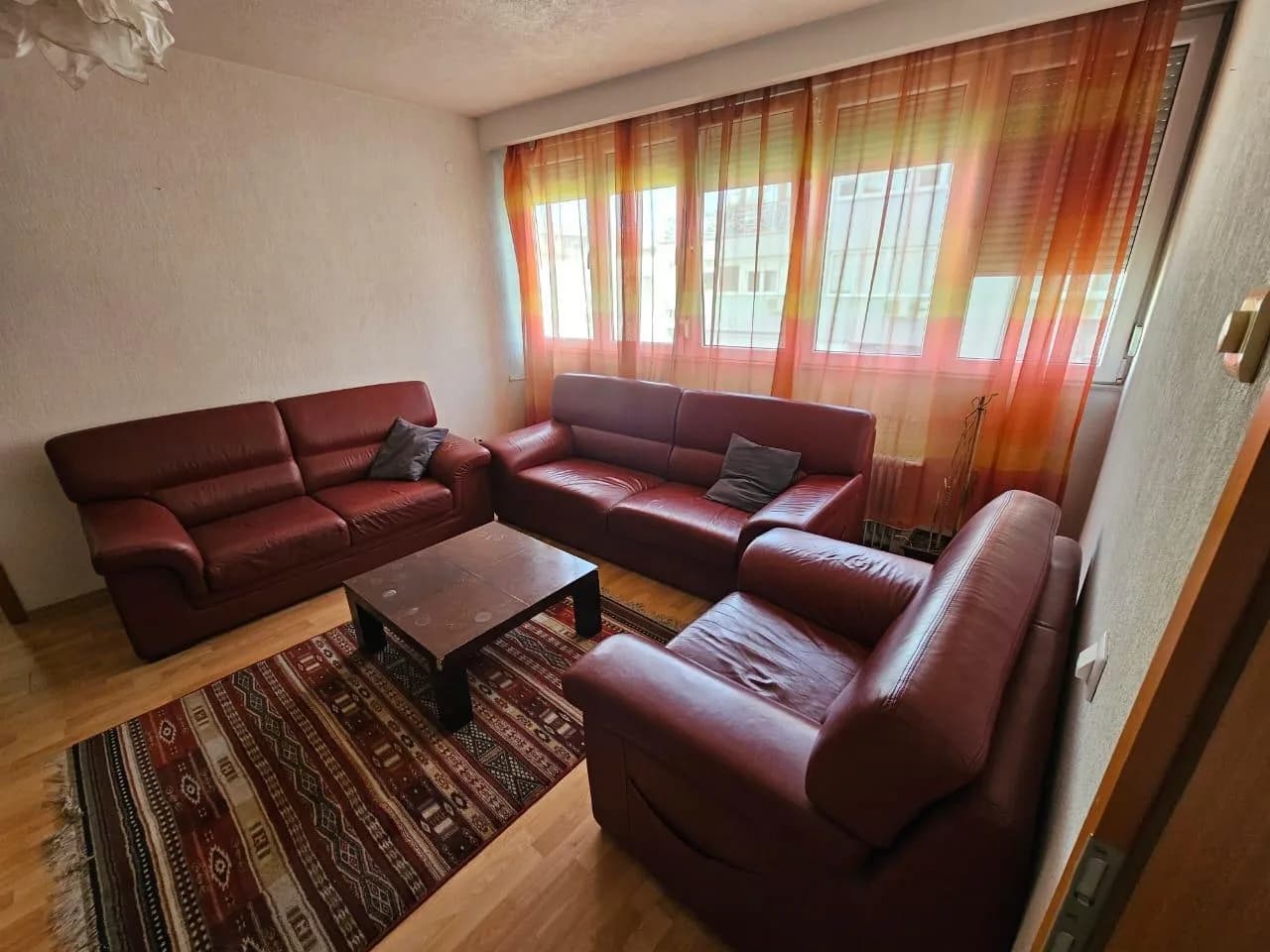 Banesë me qira për zyrë në qendër — foto 2 nga 9