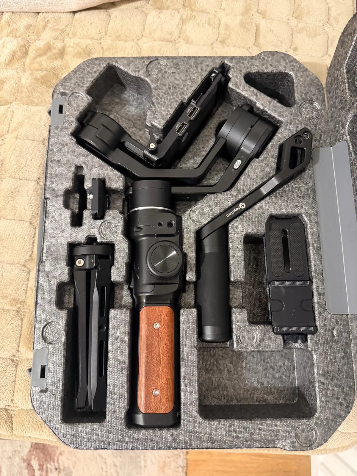 Feiyutech AK2000S — stabilizues dore me 3 boshte — foto 2 nga 3