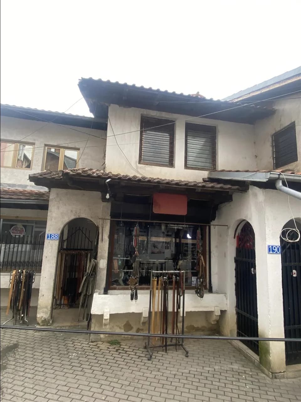 Shitet lokali tek Qendra Zejtare, Pejë — foto 1 nga 3