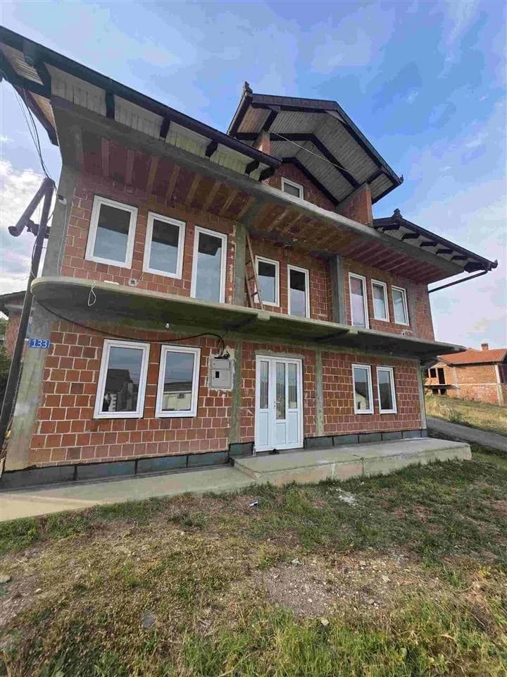 Shitet shtëpia me 4 ari tokë — foto 2 nga 5