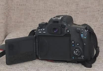 Canon EOS 77D me lente 18-55mm — foto 2 nga 2