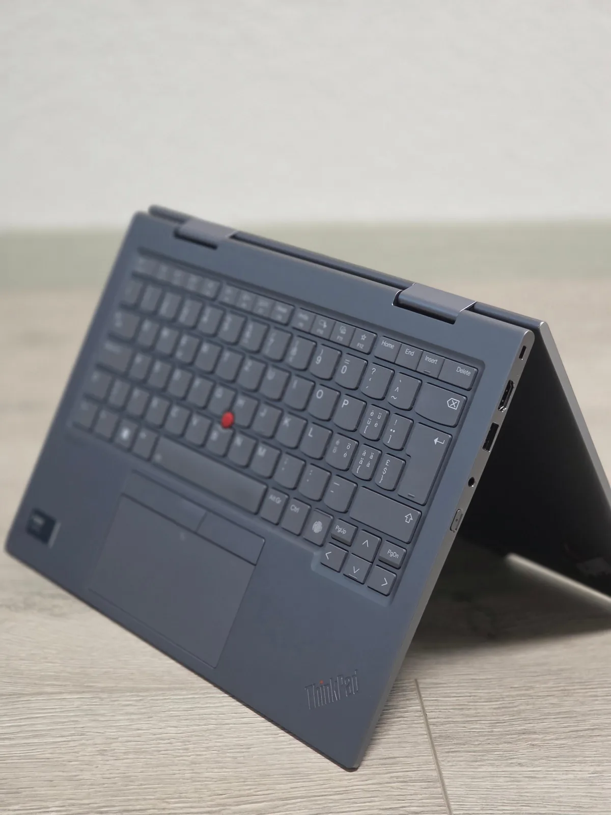 Lenovo ThinkPad X1 Yoga G9, 14" Touchscreen, Ultra 5 — foto 2 nga 11