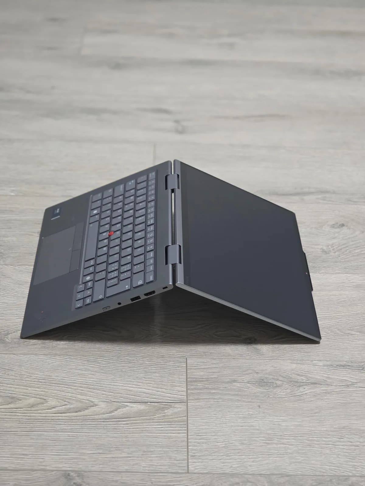 Lenovo ThinkPad X1 Yoga G9, 14" Touchscreen, Ultra 5 — foto 1 nga 11